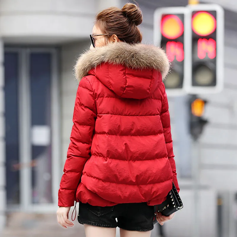 Женская куртка с капюшоном и воротником из 100% натурального меха енота зимняя - Фото №1