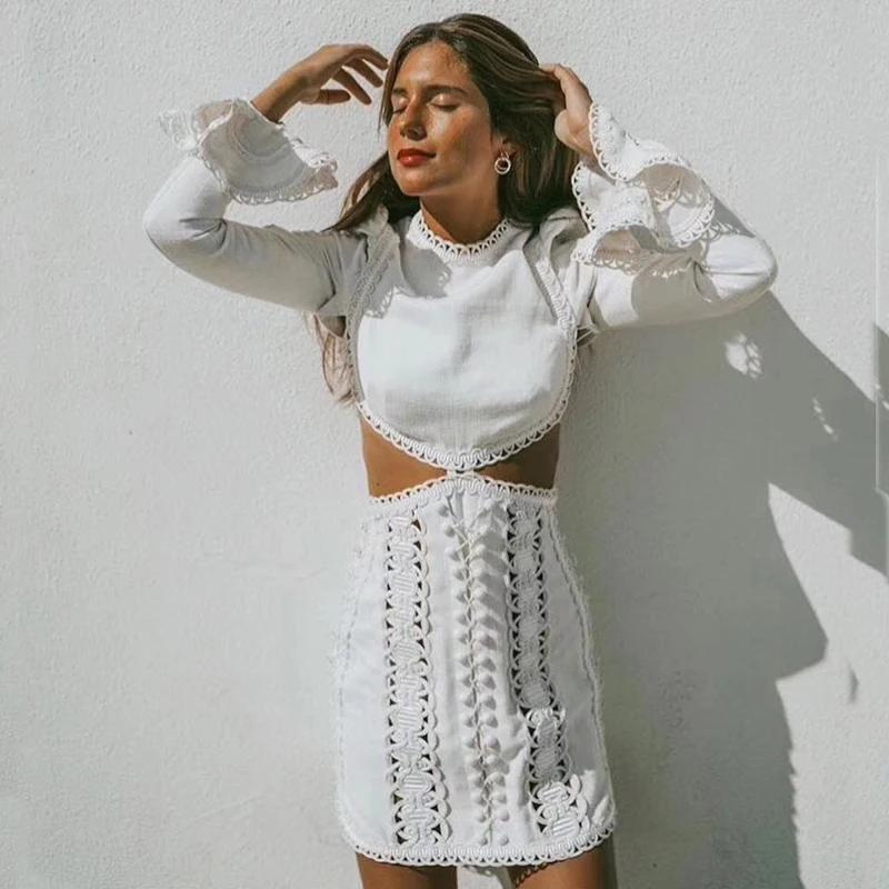 Женское кружевное мини платье с открытой талией и расклешенными рукавами