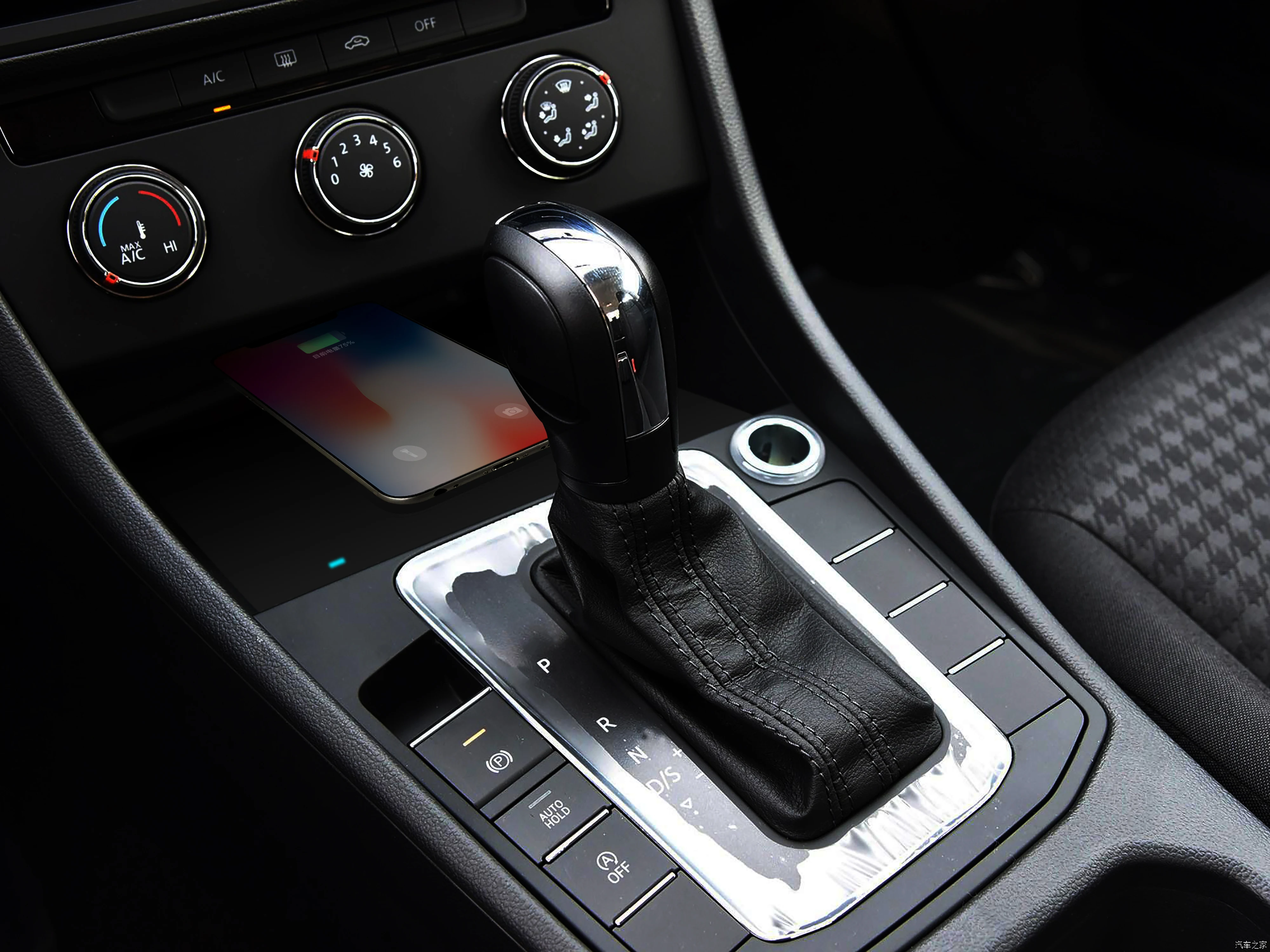 Qi автомобильное беспроводное зарядное устройство для iPhone Samsung S10 S9 Volkswagen Bora 2019