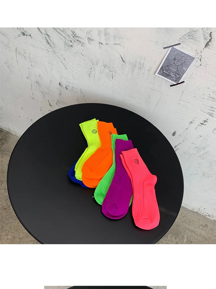 Новые модные женские носки, флуоресцентные цветные носки в полоску, одноцветные, милые, маленькие, с рисунком улыбки, средние Носки, дышащие, мягкие, милые носки