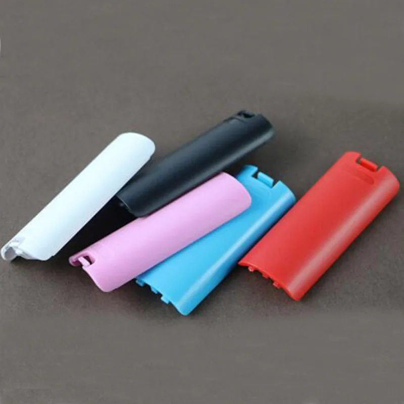 Заменяемая часть корпуса для пульта Wii Remote контроллера Nintendo Wii с крышкой батарейного отсека, ремешком на руку и шнуром.