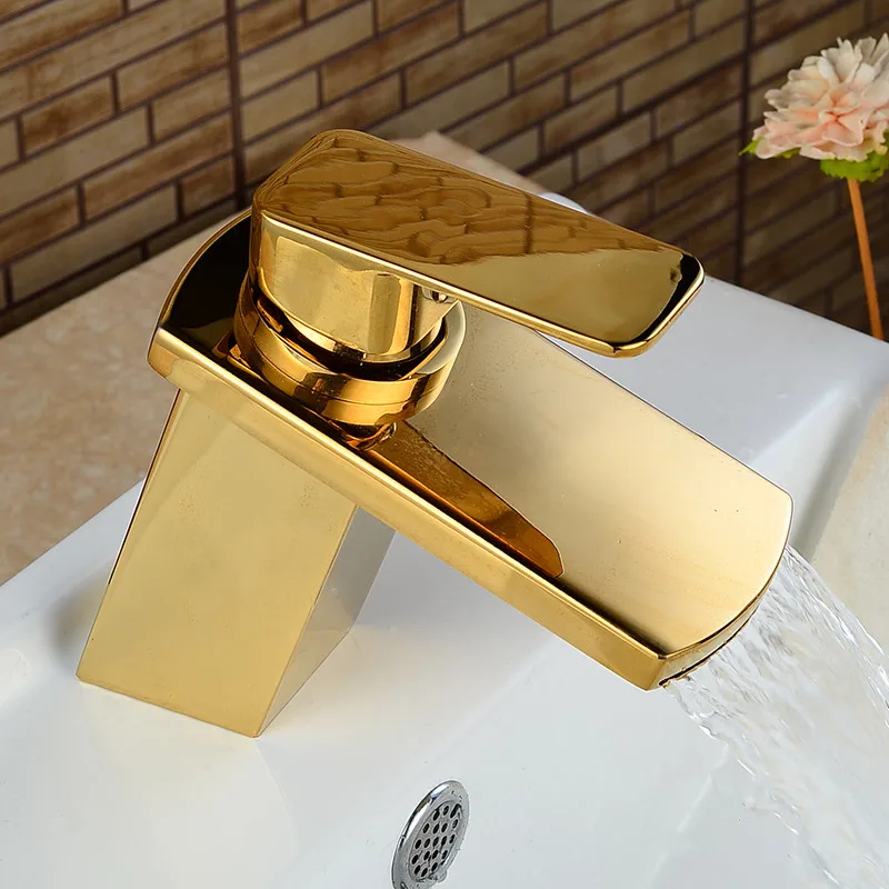 Смеситель для ванной комнаты Водопад установленный на бортике кран раковины с