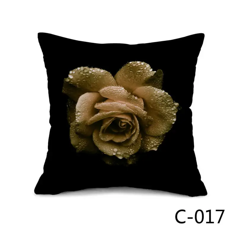 Тусклые желтые розы на черном тканевом диванном стуле декоративные подушки и