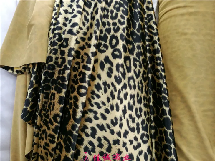 Эластичная атласная ткань с леопардовым принтом | Дом и сад