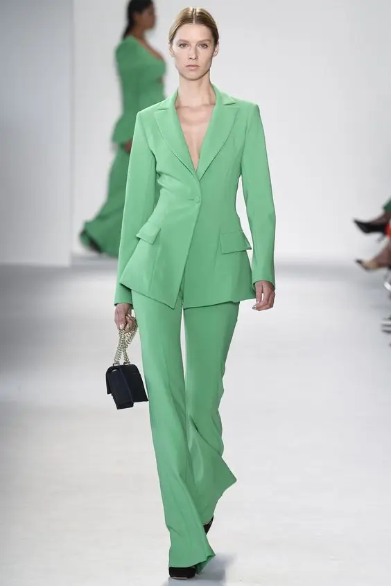 Женский костюм из блейзера на одной пуговице с длинным рукавом и зелеными