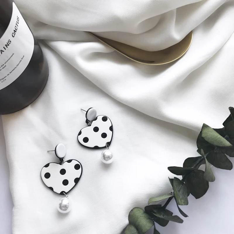 Новинка 2017 года корейский Мода акриловые полоса точка в сердце Серьги имитация