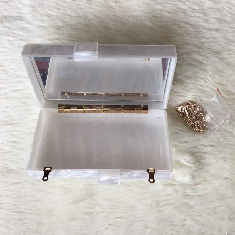 Жемчужно белый с золотым блеском индивидуальный кошелек невесты надписью