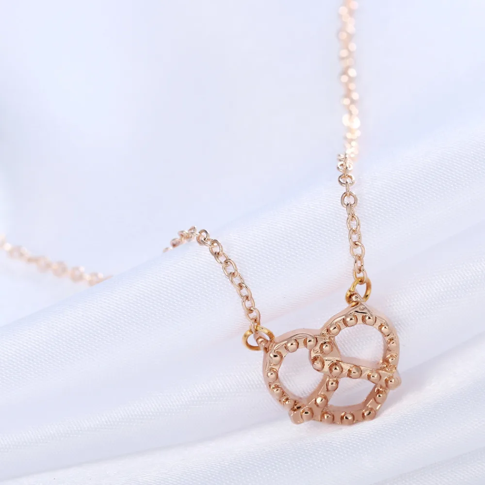 Ожерелье Kinitial с подвеской в виде узелка горошек форме симпатичного сердца |