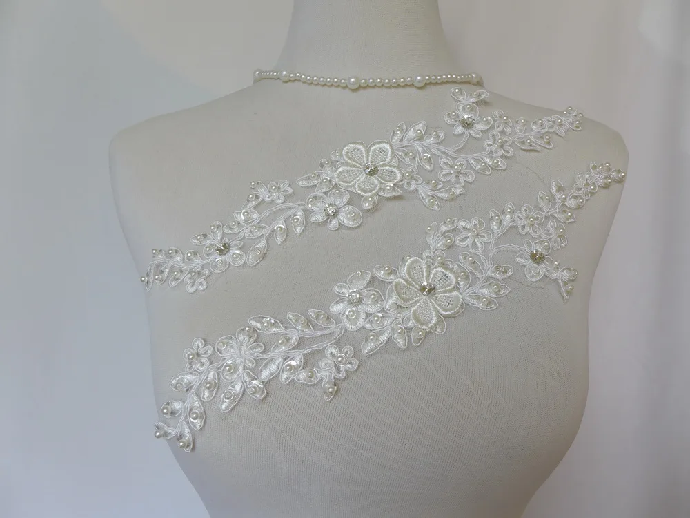 Аппликация из бисера и жемчуга цвета слоновой кости с объемным цветочным