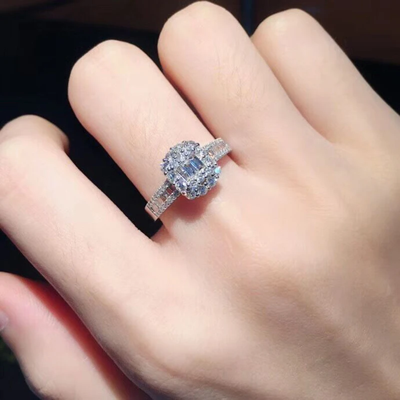 Кольцо из чистого золота 18 карат с натуральными бриллиантами классическое