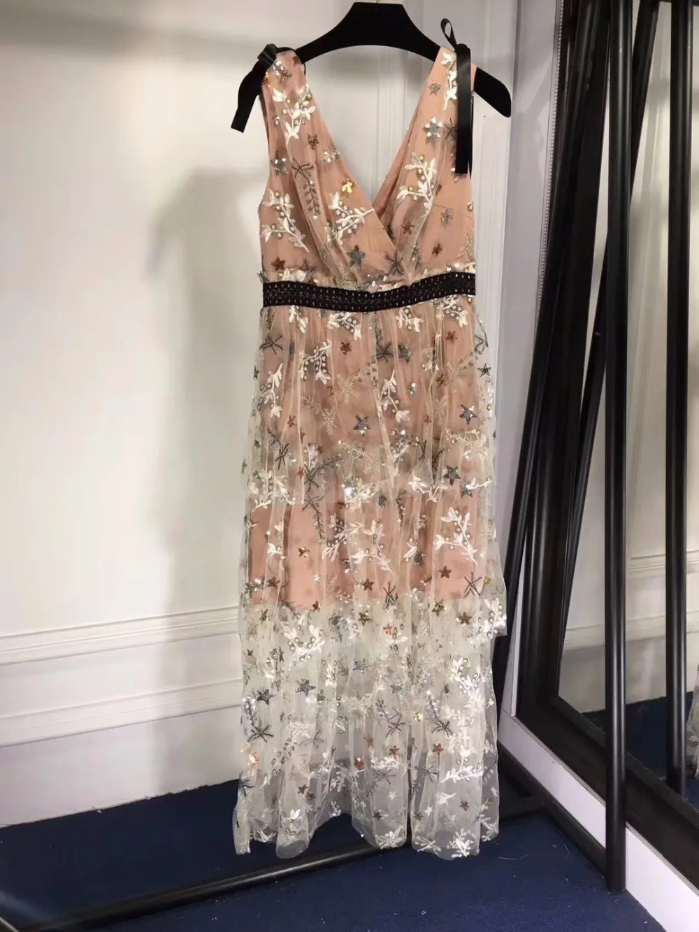 Женская летняя обувь платье модное платье для девочек, vestidos de fiesta, трудоемкими музыкальная нота вышивка Повседневные платья сексуальное платье с v-образным воротом, Сетчатое