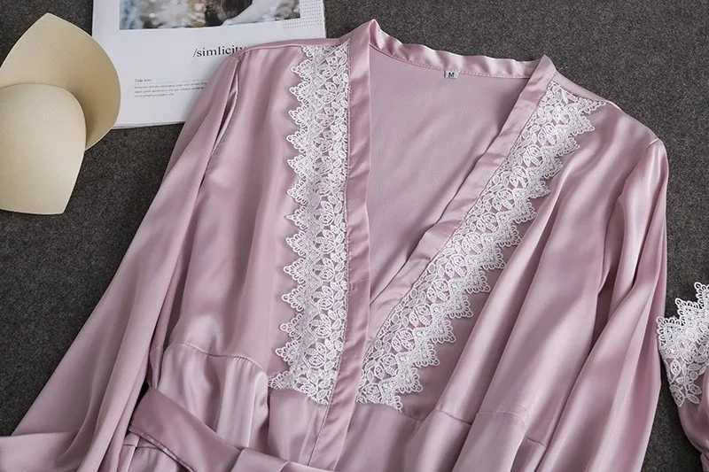 Женское кружевное платье с v-образным вырезом на тонких бретельках весеннее