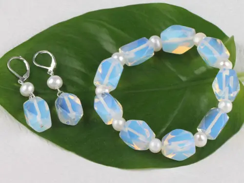 Набор из колье браслета и сережек с белым пресноводным жемчугом лунным камнем