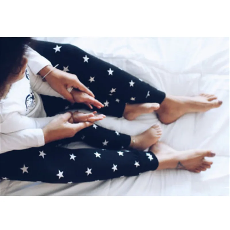 Одинаковые комплекты для семьи штаны мамы и дочки 2017 леггинсы с принтом модная