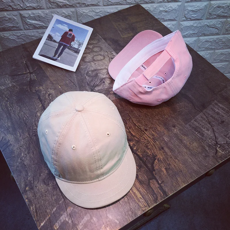 Мужская и женская хлопковая бейсболка в стиле ретро однотонная с коротким