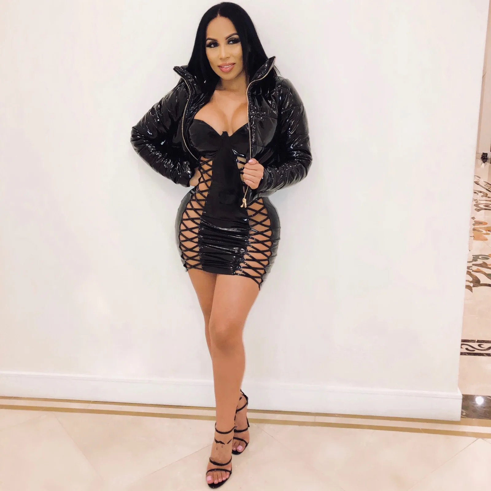 Женская короткая парка на молнии однотонная стеганая куртка из искусственной