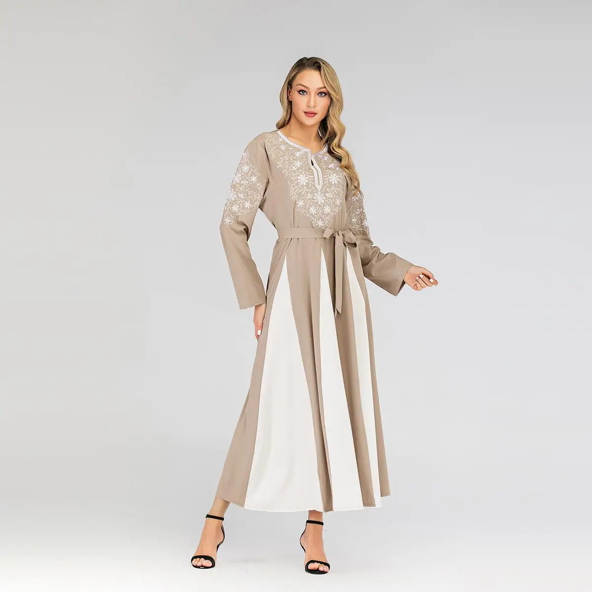 Женское платье макси с вышивкой длинное в мусульманском стиле длинным рукавом и