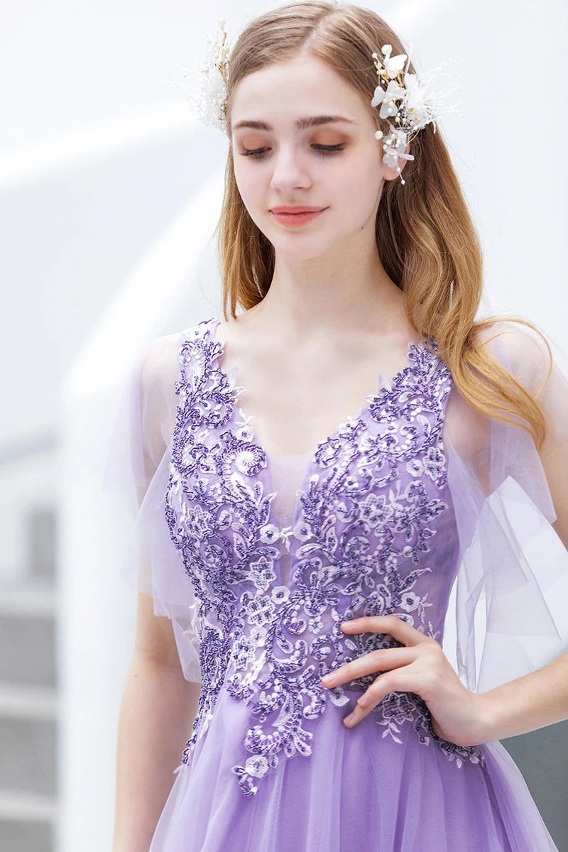 Вечернее платье из тюля светло-фиолетового цвета с V-образным вырезом и