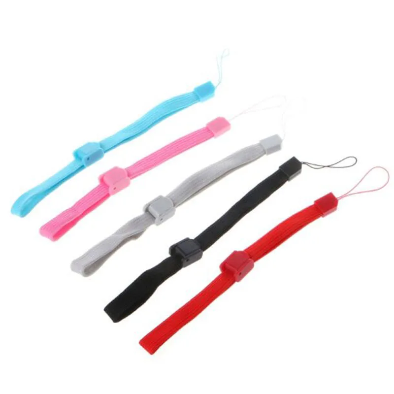 Заменяемая часть корпуса для пульта Wii Remote контроллера Nintendo Wii с крышкой батарейного отсека, ремешком на руку и шнуром.