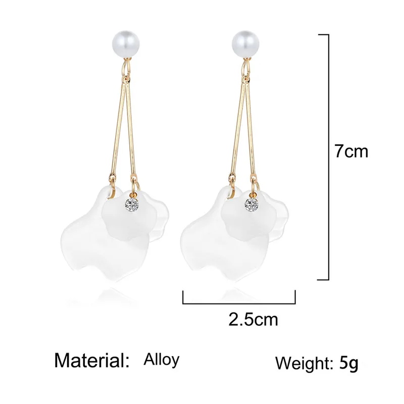 Женские серьги капельки с цветком длинные висячие белого цвета подвеской в виде