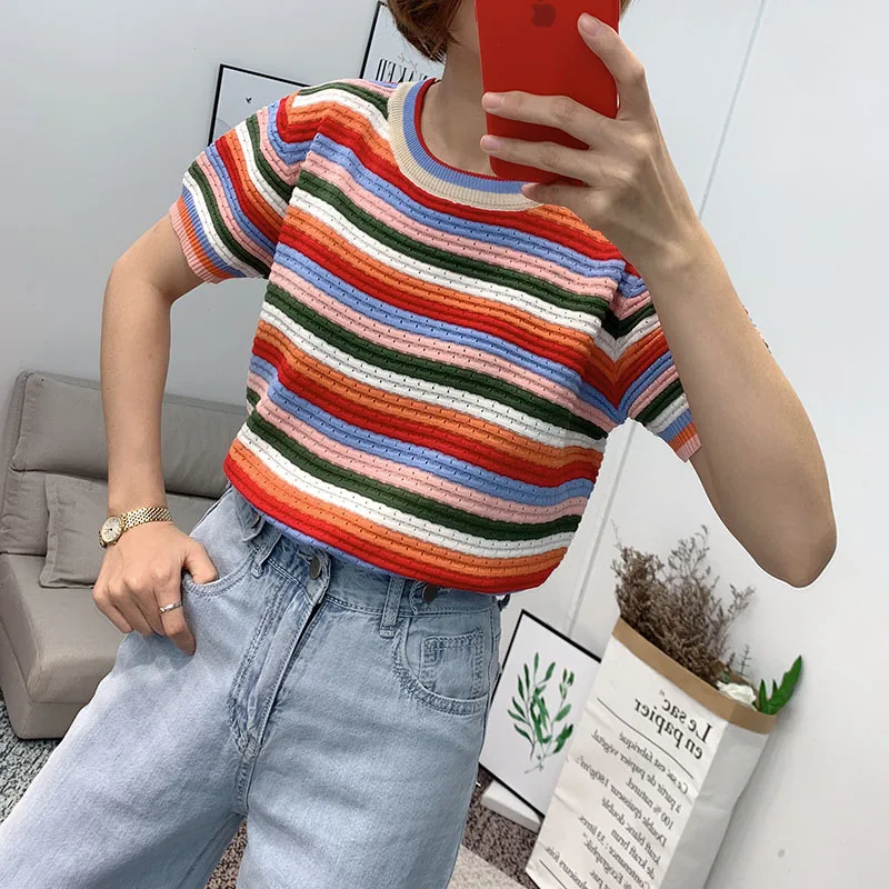 Красочная полосатая трикотажная футболка женская летняя аккуратный