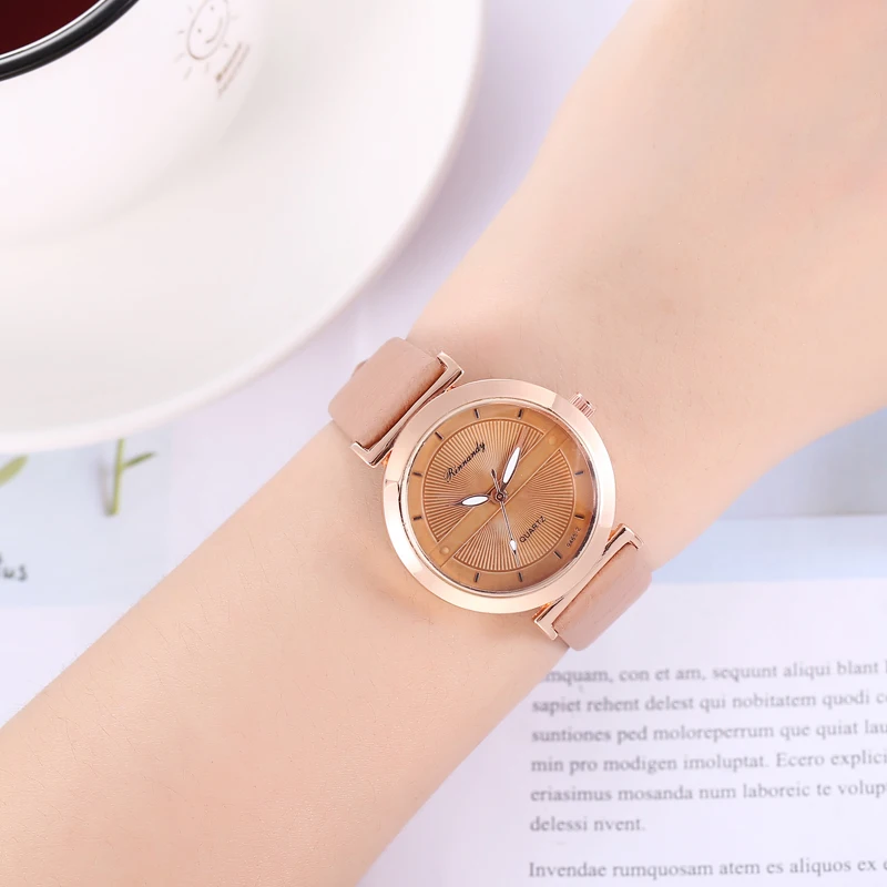 Женские часы с кожаным ремешком кварцевые аналоговые со стальным циферблатом |