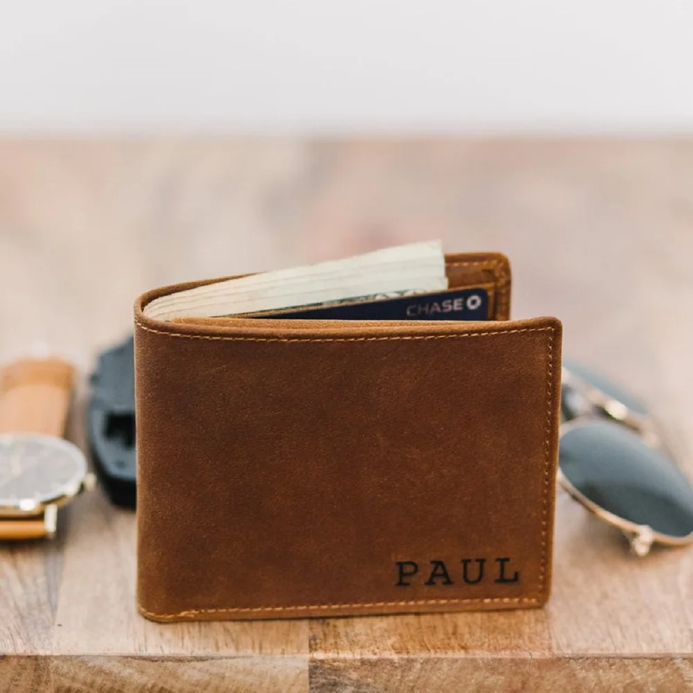 

Персонализированный мужской кожаный бумажник с гравировкой, двойной фотобумажник, подарок для жениха, персонализированный кожаный бумажн...