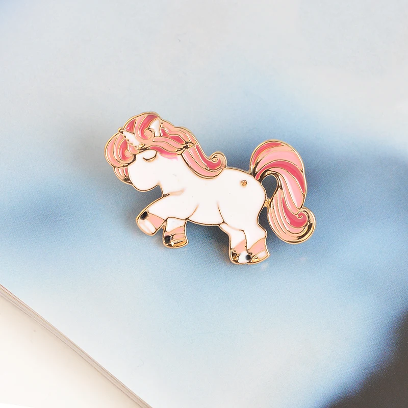 Цветная мягкая эмалированная брошь в виде летающей лошади овечки джинсовая