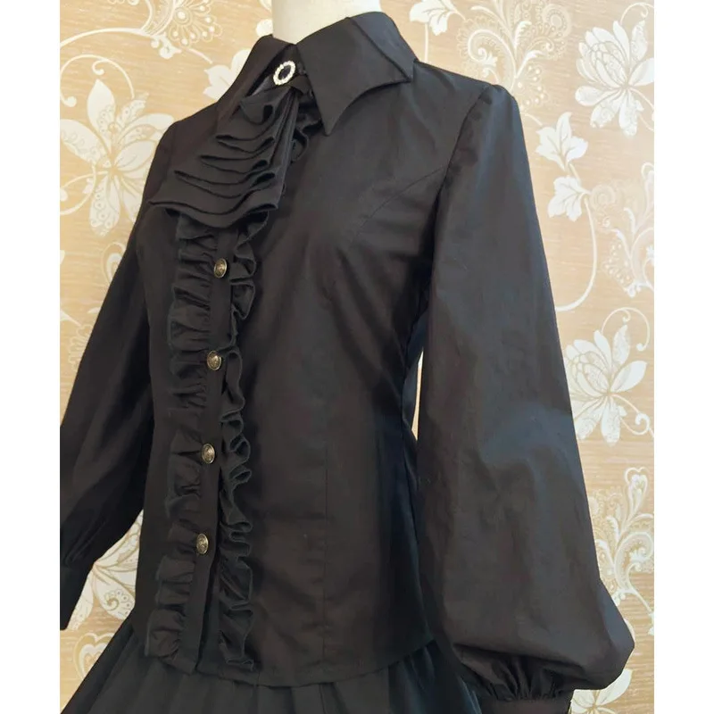 Женская блузка с рукавами фонариками черно белая приталенная в готическом