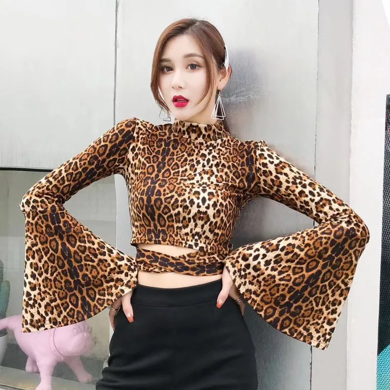 leopard TWOTWINSTYLE женские футболки с леопардовым принтом с расклешенным длинным рукавом, с вырезами, тонкие укороченные топы, Женские винтажные модные корейские осенние - Цвет: leopard