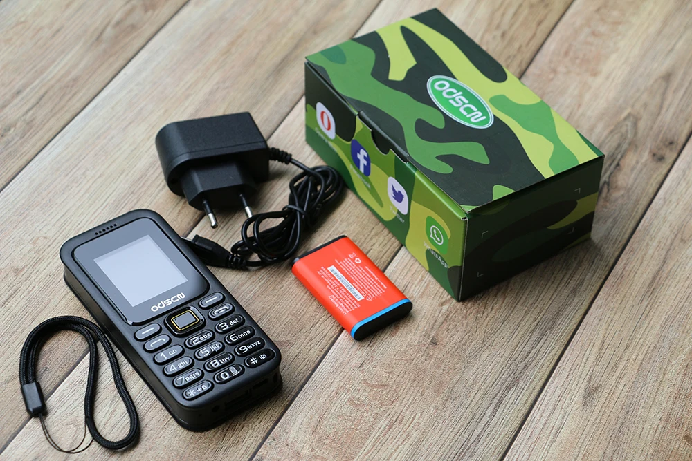 Дешевая цена 2G GSM Quad Band Dual Sim Whatsapp скоростной набор Powerbank BT 2,0 русская клавиатура мобильный телефон для пожилых людей
