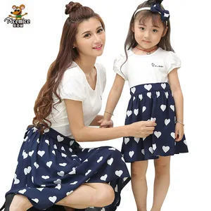 Платье для мамы и дочки, сочетающаяся семейная одежда, лето 2021, платье для мамы и дочки, Хлопковое платье с сердечками для девушек и женщин, семейный образ
