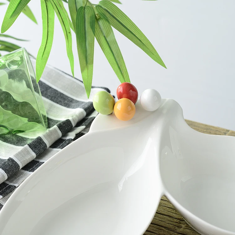 Фруктовая тарелка в форме листьев с керамическими разделами вилками