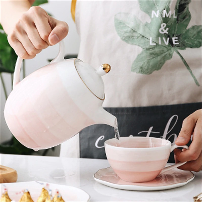 Керамическая кофейная чашка с розовым градиентом и золотым ободком блюдца