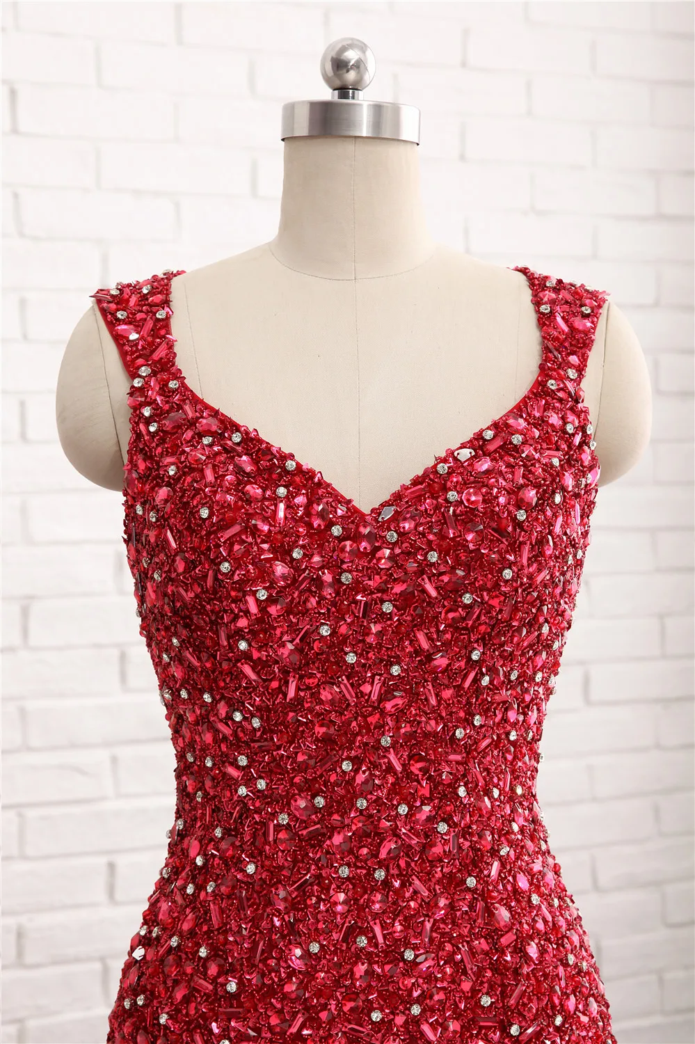 Женское вечернее платье русалка длинное красное с кристаллами расшитое бисером
