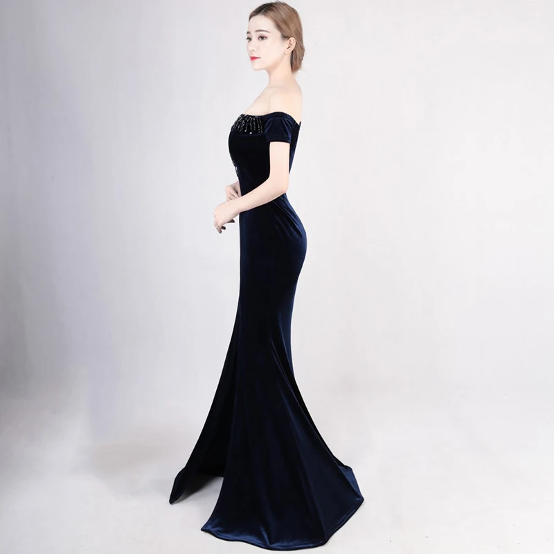 Синие бархатные вечерние платья с v образным вырезом и открытыми плечами