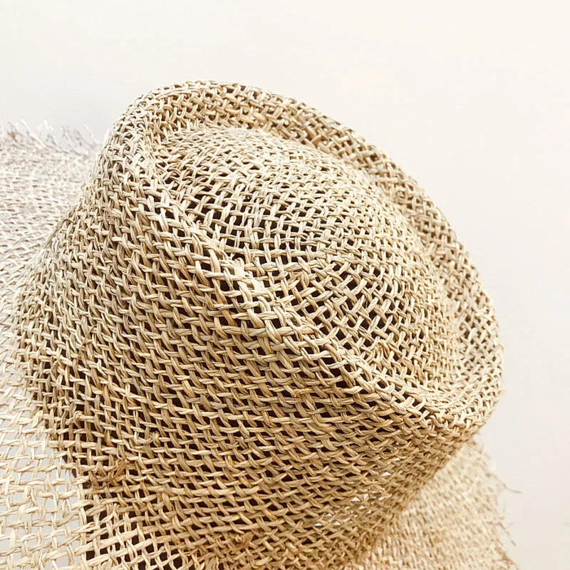 Летние солнечные шляпы для женщин горячего охолоджения с широкими полями из соломы и модной свиной гривы.