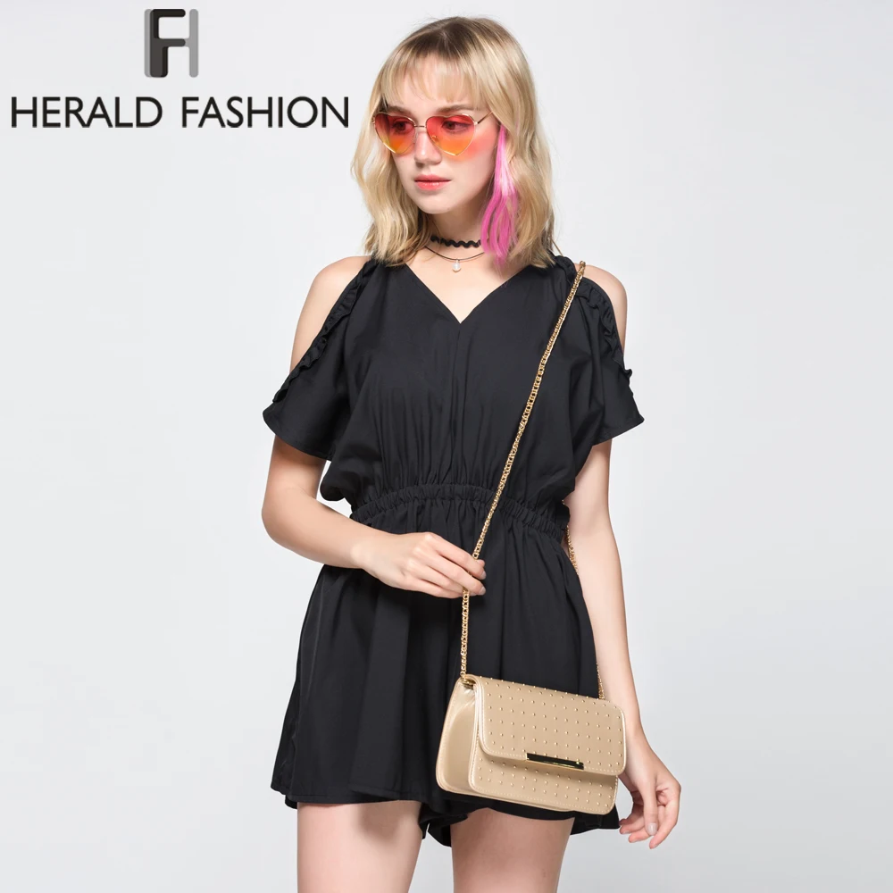 С заклепками женская сумка с клапаном на цепочке в черную полоску блестками