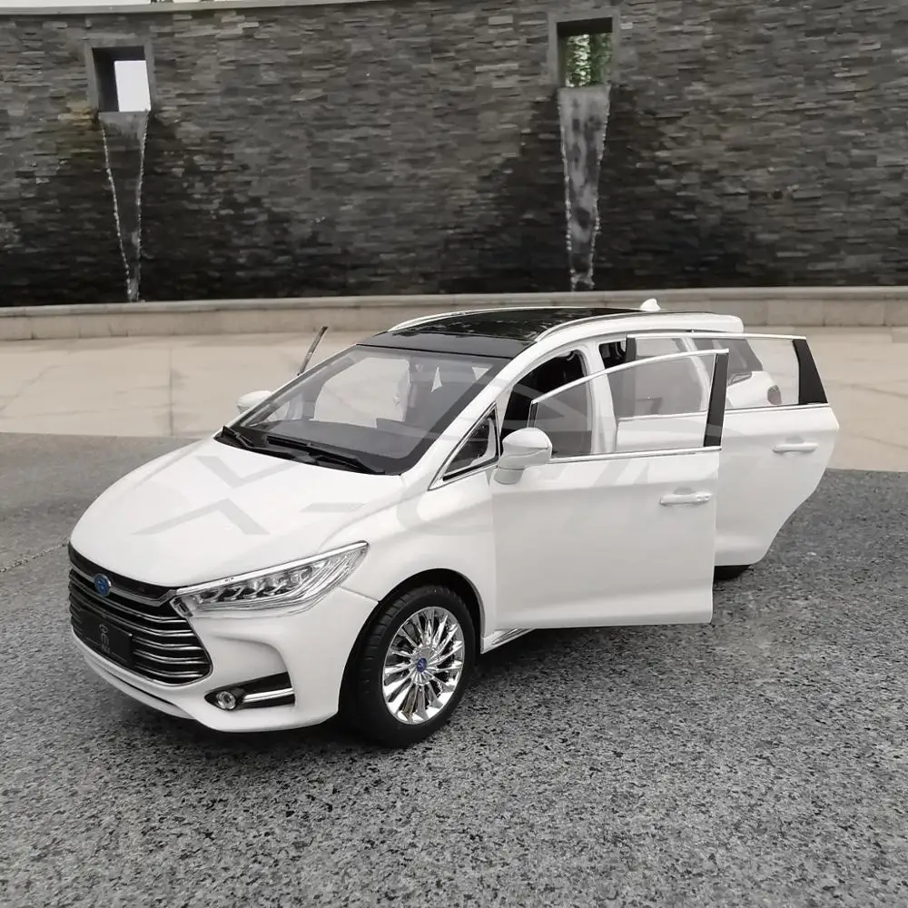 Литой под давлением автомобиль модель BYD Song MAX 1:18 (белый) крышка двигателя и