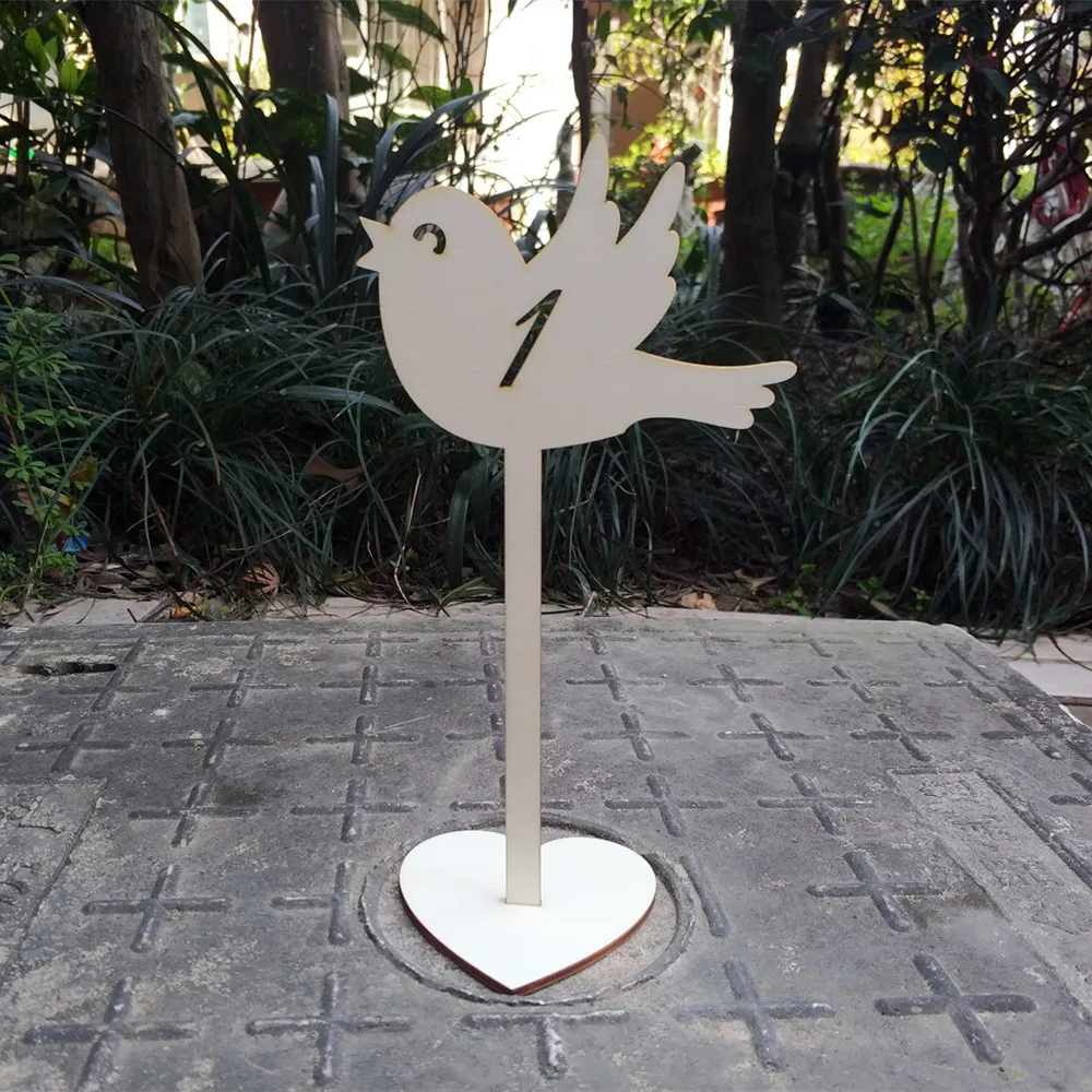 Деревянный стол с надписью Love Bird номер 1 10/11 20 отдельно стоящее ремесло для