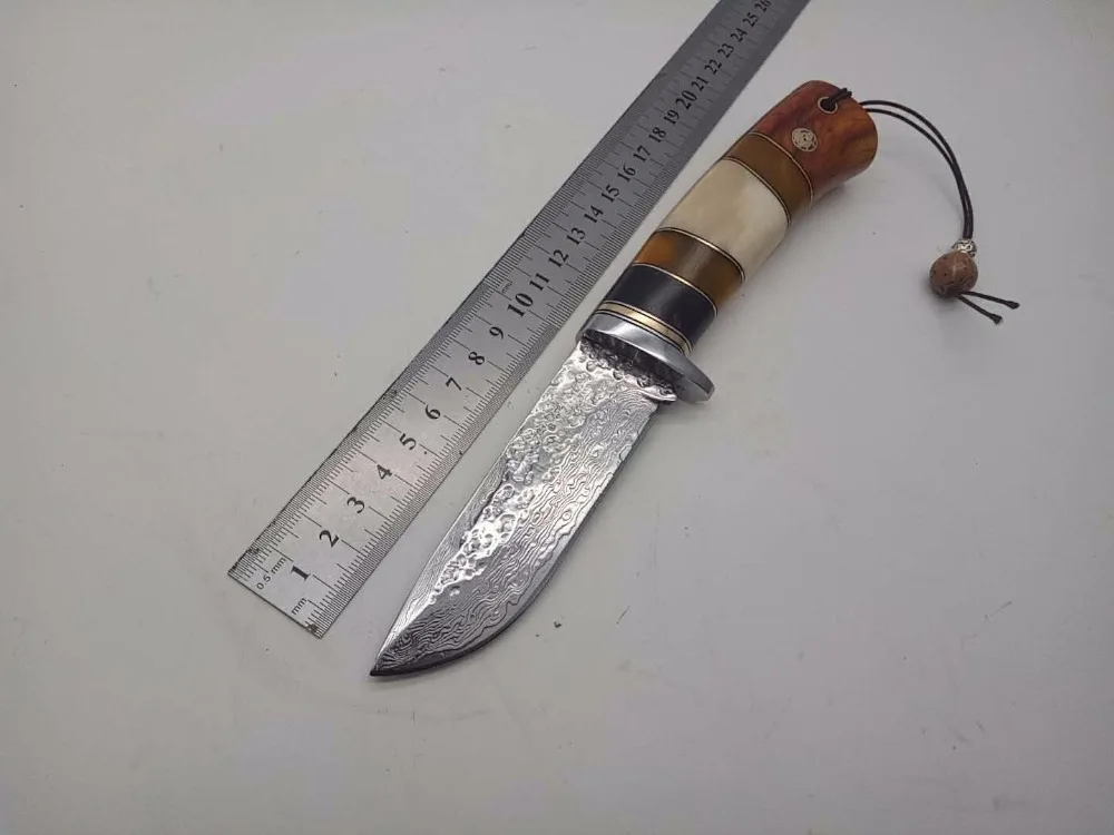 Охотничий нож с острым фиксированным лезвием кованый ручной работы из дамасской