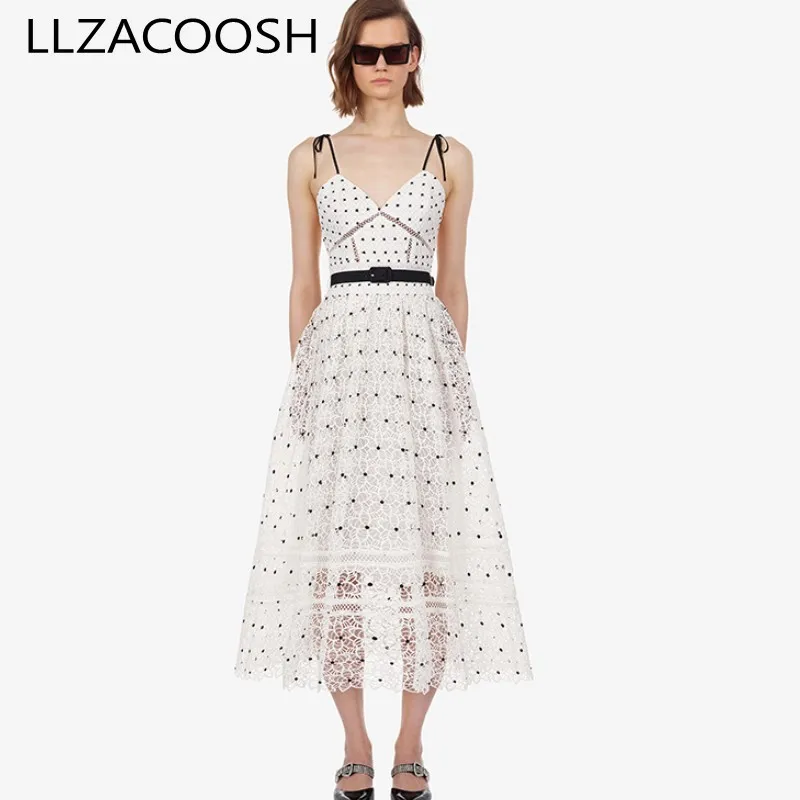 Кружевное платье на тонких бретельках белое ажурное в горошек с треугольным