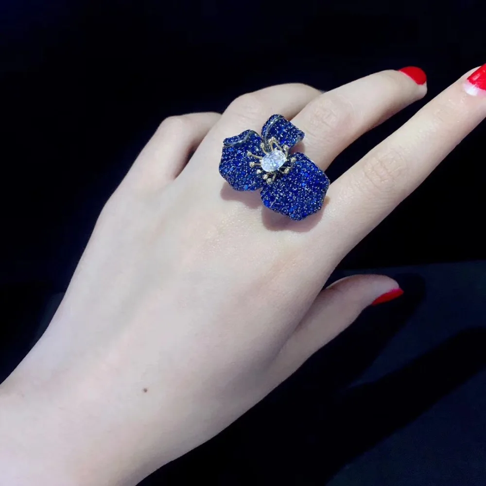 Коктейльное кольцо с кубическим цирконием регулируемое из циркона красного