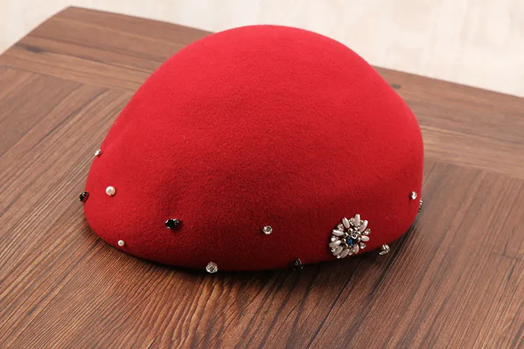 Леди Fedoras шерстяные шапки Девушки шерстяной досуг шапка осень и зима ручной работы жемчужные бриллианты шерстяной артист берет Кепка с уткой B-8923