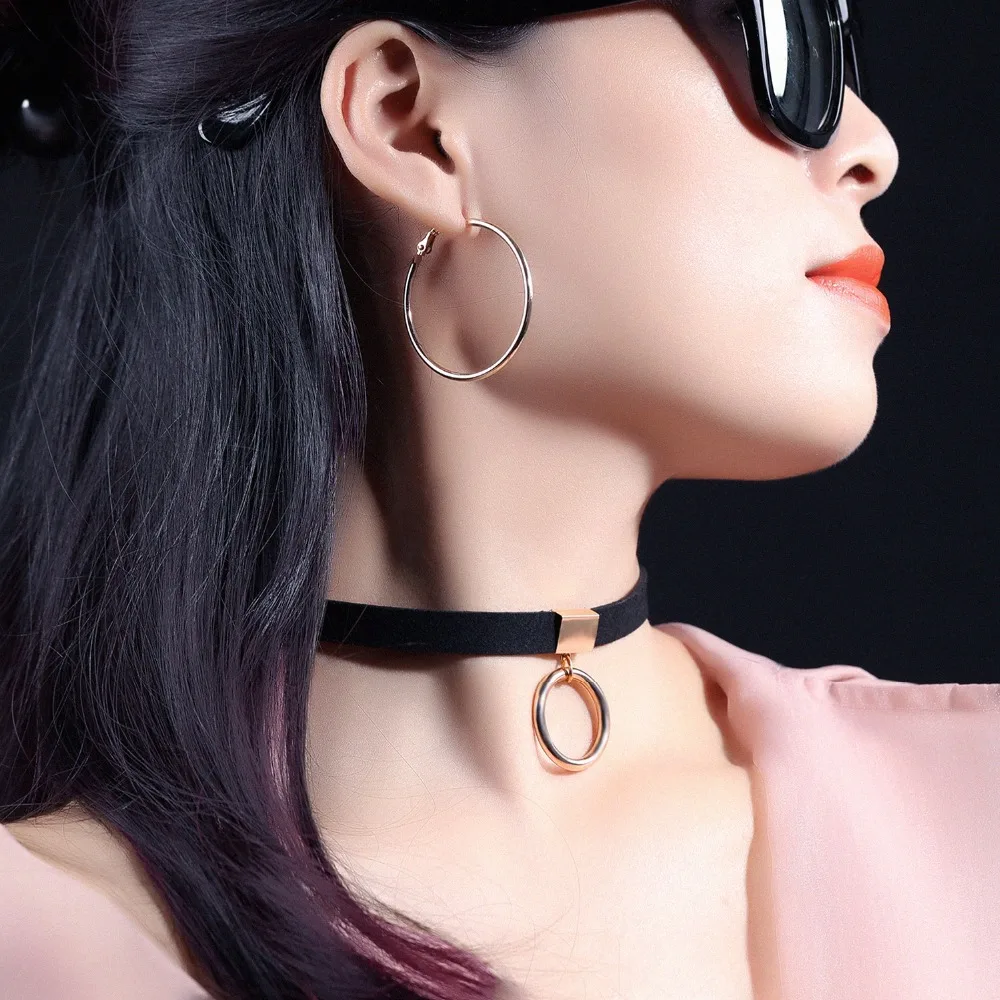 Новогодняя цепочка с подвеской в виде треугольника серебряного цвета|choker