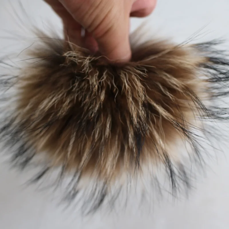 Акция 50 шт.! Зимние шапочки 15 см с помпоном из натурального меха енота 100% шапки