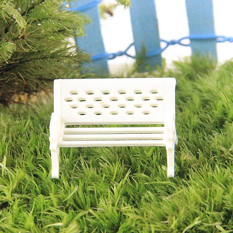 

Миниатюрная пластиковая белая садовая скамейка