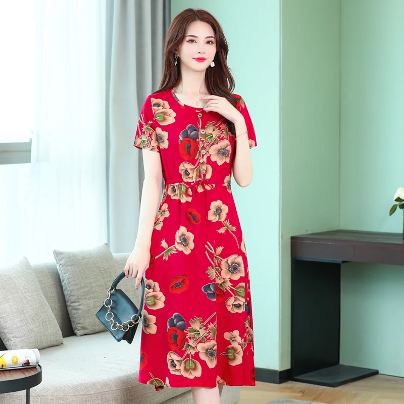 Женское платье с коротким рукавом длинное облегающее до середины икры принтом и