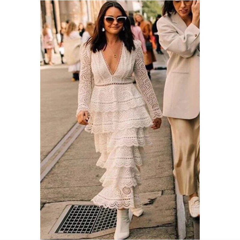 Женское длинное кружевное платье белое ажурное с V-образным вырезом и длинным