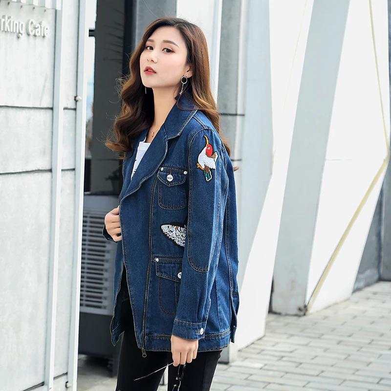 Женская джинсовая куртка на молнии сзади с вышивкой журавлей синяя Осенняя